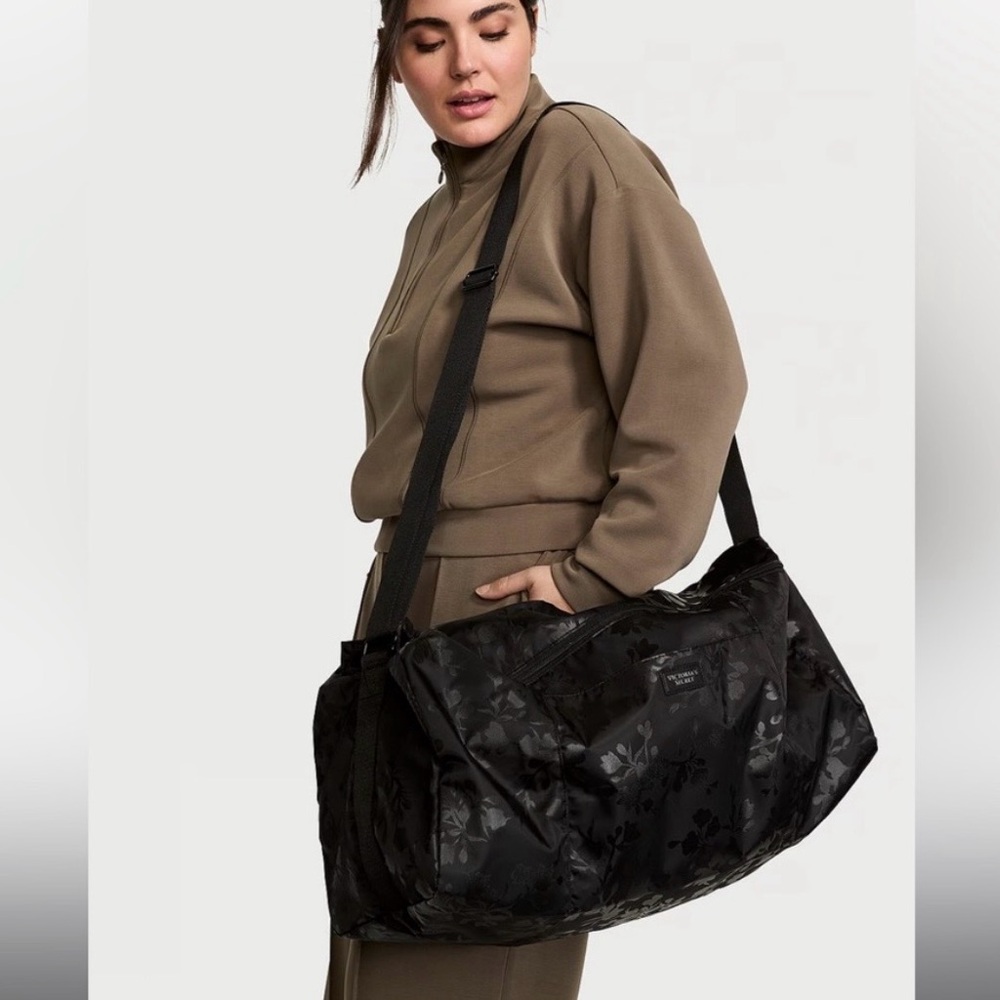 🖤 Victoria's Secret Black Floral Duffle Bag 🖤